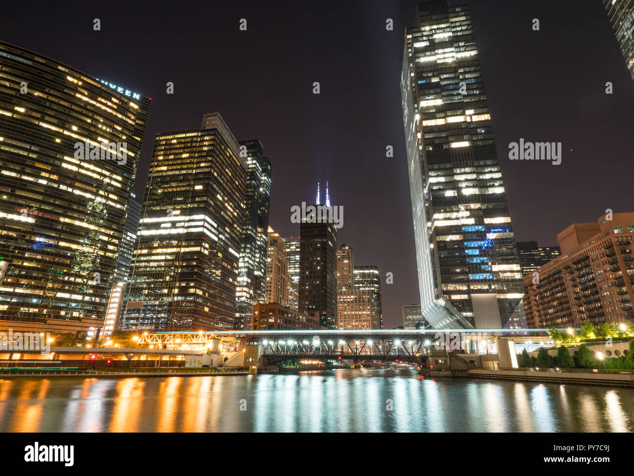 CHICAGO, IL - 12. JULI 2018: Downtown Chicago Skyline der Stadt entlang des Chicago River bei Nacht Stockfoto