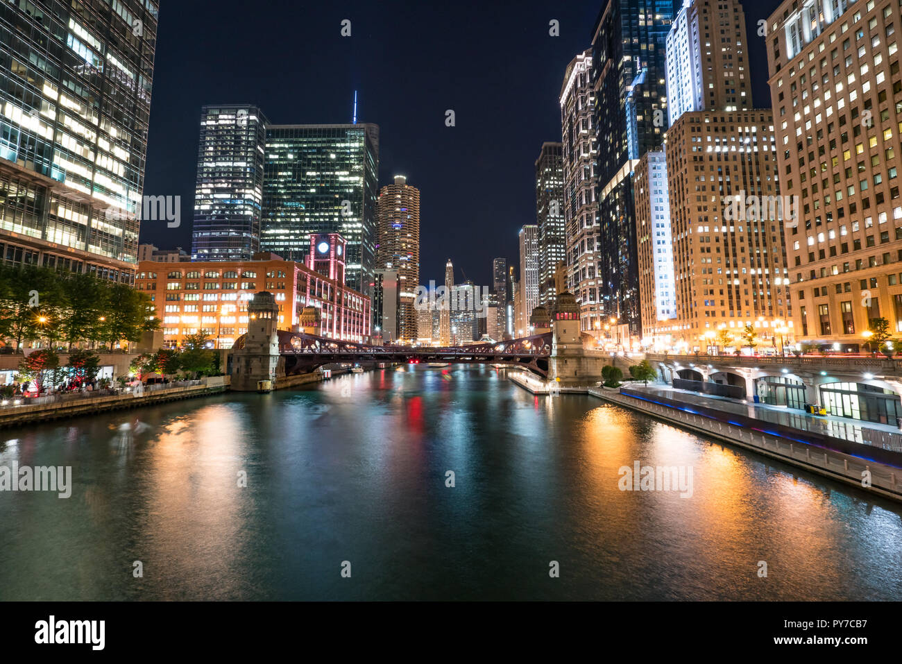 Downtown Chicago Skyline der Stadt entlang des Chicago River bei Nacht Stockfoto