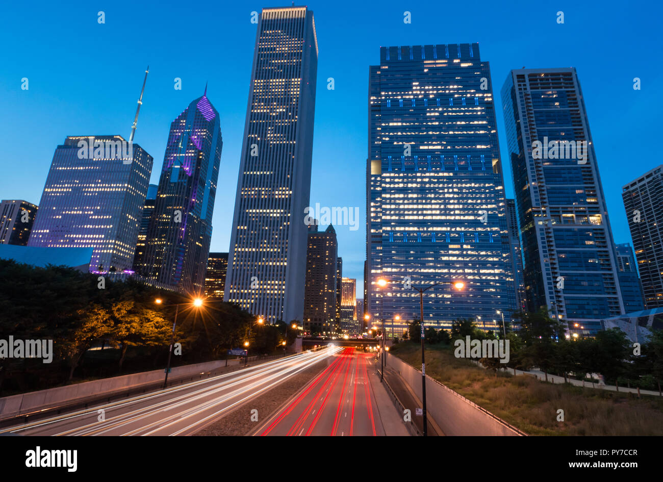 Leichte Wanderwege entlang Columbus Drive mit der Skyline von Chicago, Illinois. Stockfoto