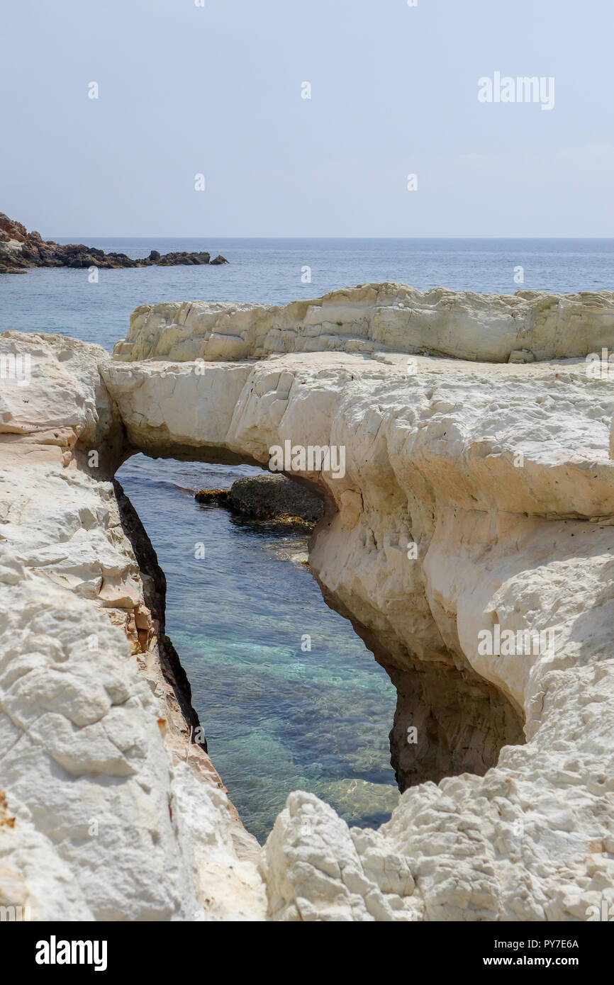 Arch Rock Formation auf See Höhle Paphos, Zypern Stockfoto