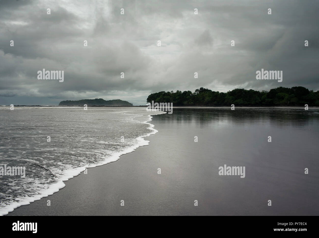 Lange Strecke, Küstenlandschaft mit schwarzem Sand und pazifischen Wellen. Santa Catalina, Panama, Mittelamerika Stockfoto