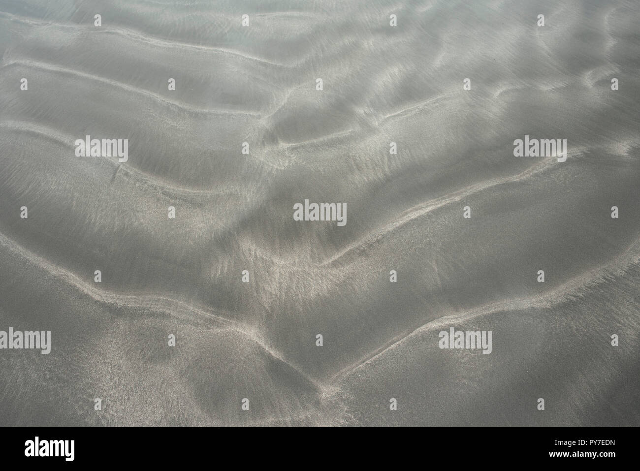 Wellen gewaschen sand Texturen. Natürliche Muster, abstrakten Hintergrund. Santa Catalina, Panama. RF - Okt 2018 Stockfoto