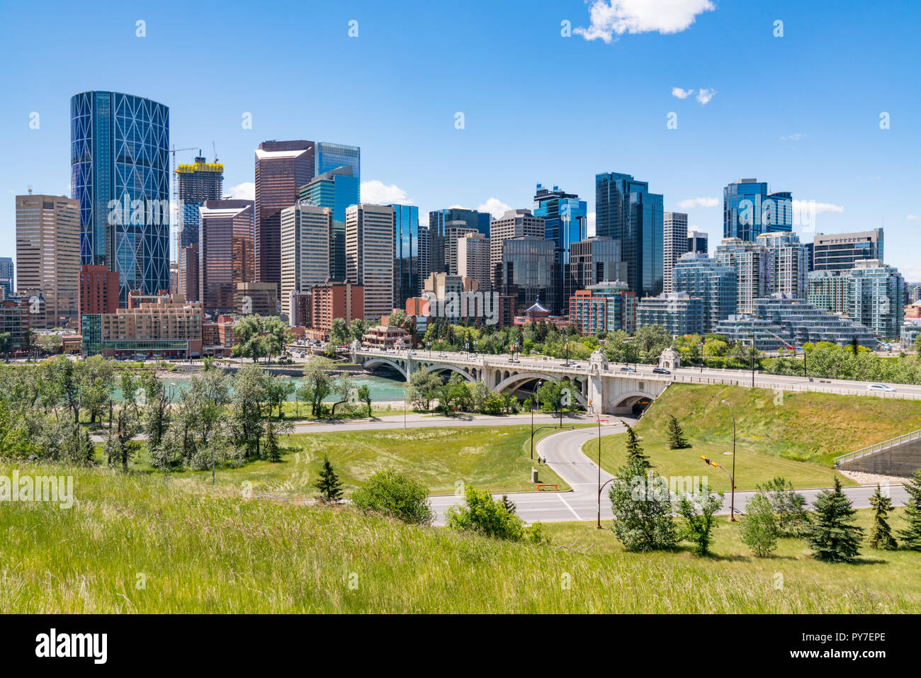 Skyline der Stadt Calgary, Alberta, Kanada entlang des Bow River Stockfoto