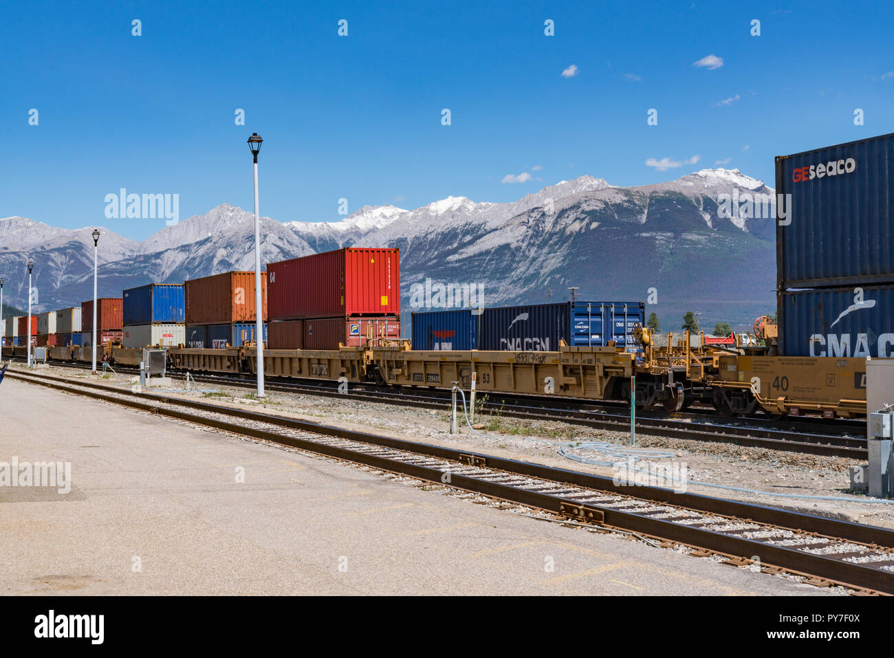 JASPER, Kanada - 5. Juli 2018: Eisenbahn Container warten auf Abflug in der Rampe Depot in Jasper, Alberta Stockfoto