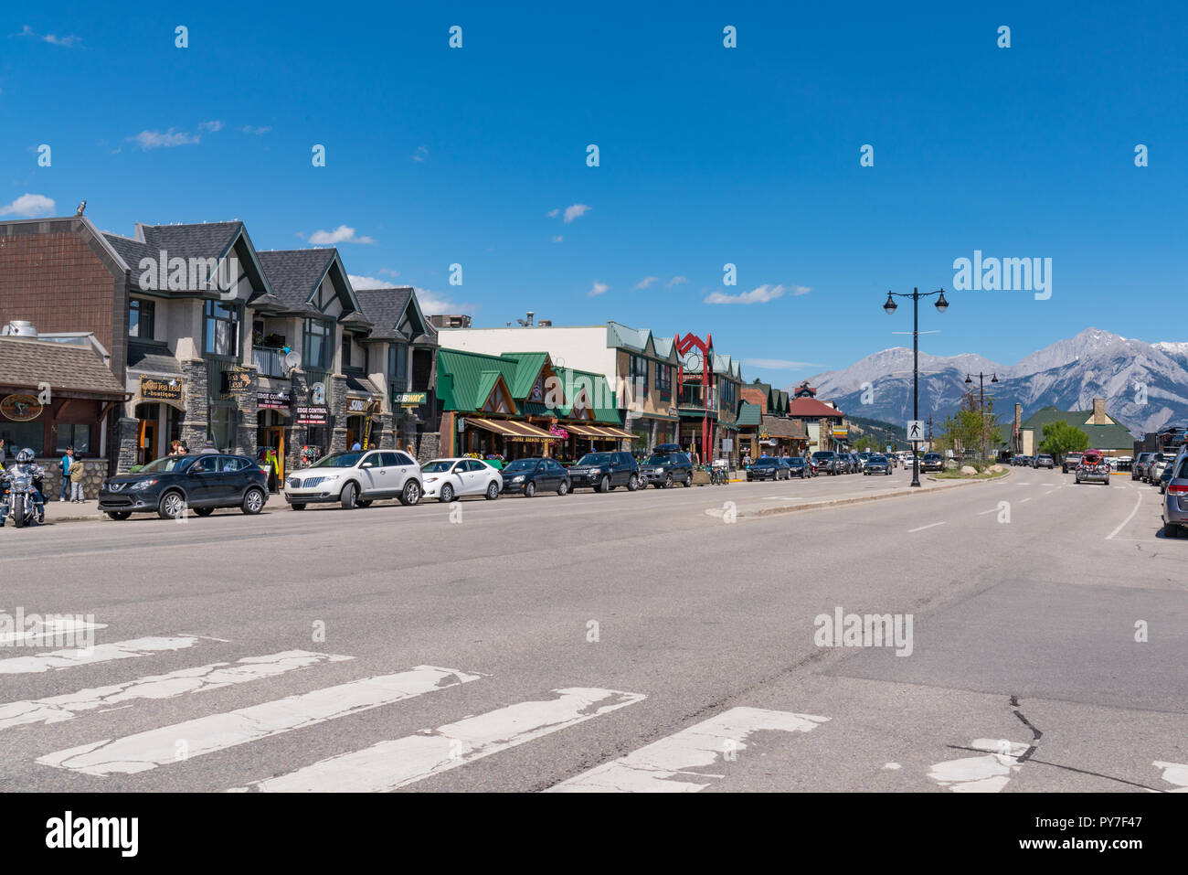 JASPER, Kanada - 5. JULI 2018: die Geschäfte in der Stadt von Jasper, Alberta entlang Connaught Drive. Stockfoto