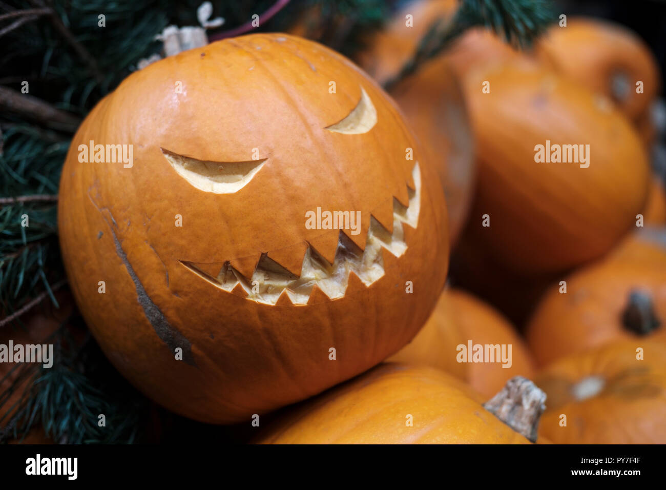 England, London - Halloween geschnitzte Kürbisse zum Verkauf Stockfoto