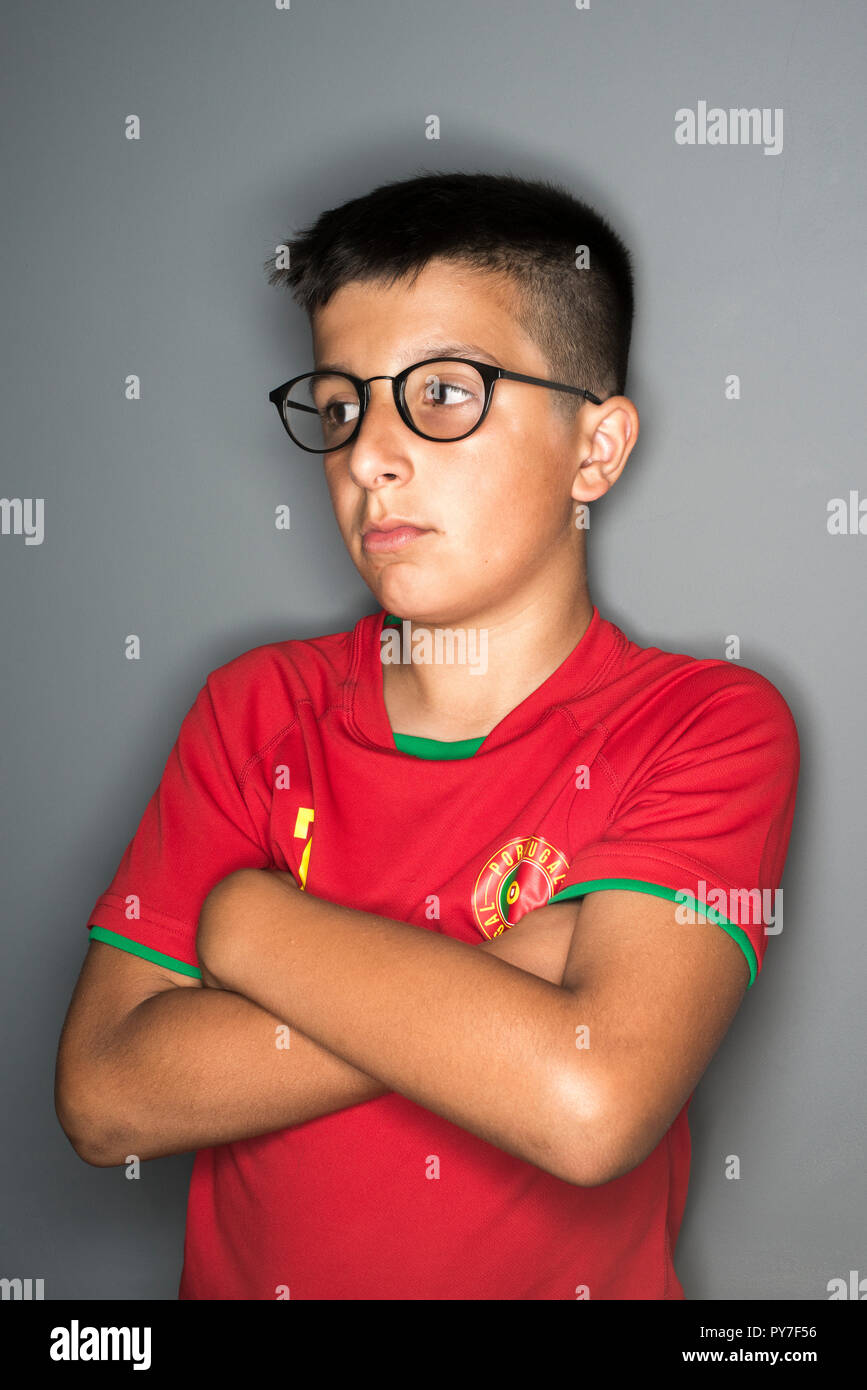 11 Jahre alten portugiesischen Jungen in Brillen Stockfoto