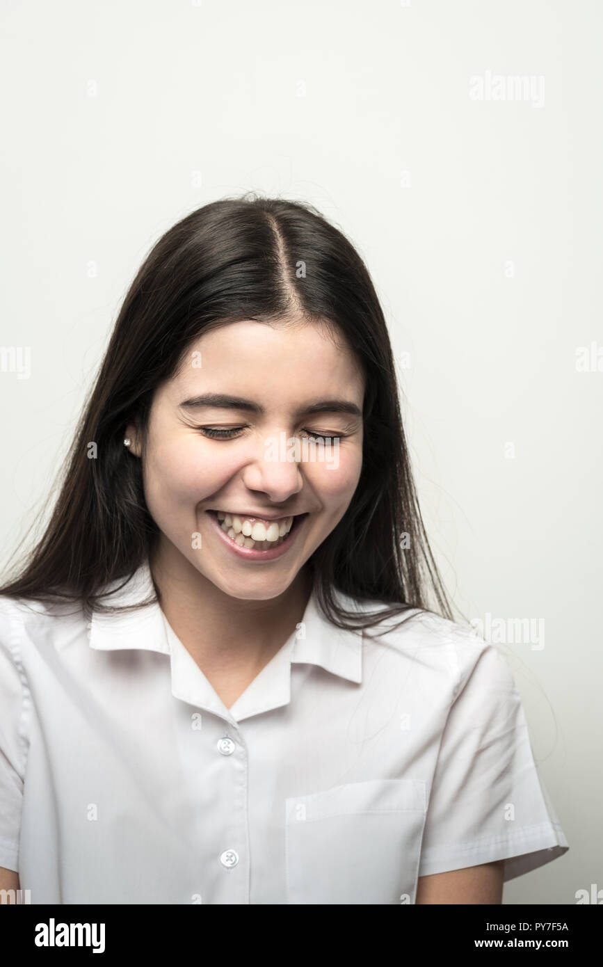 UK, Teenager Schulmädchen mit Lond dunkles Haar mit einem Lachen Stockfoto