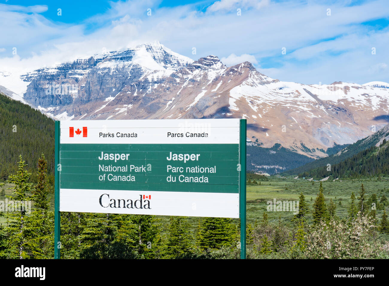 JASPER, Kanada - 4. JULI 2018: Am Eingang zum Jasper National Park, Alberta, Kanada Willkommen Anmelden Stockfoto