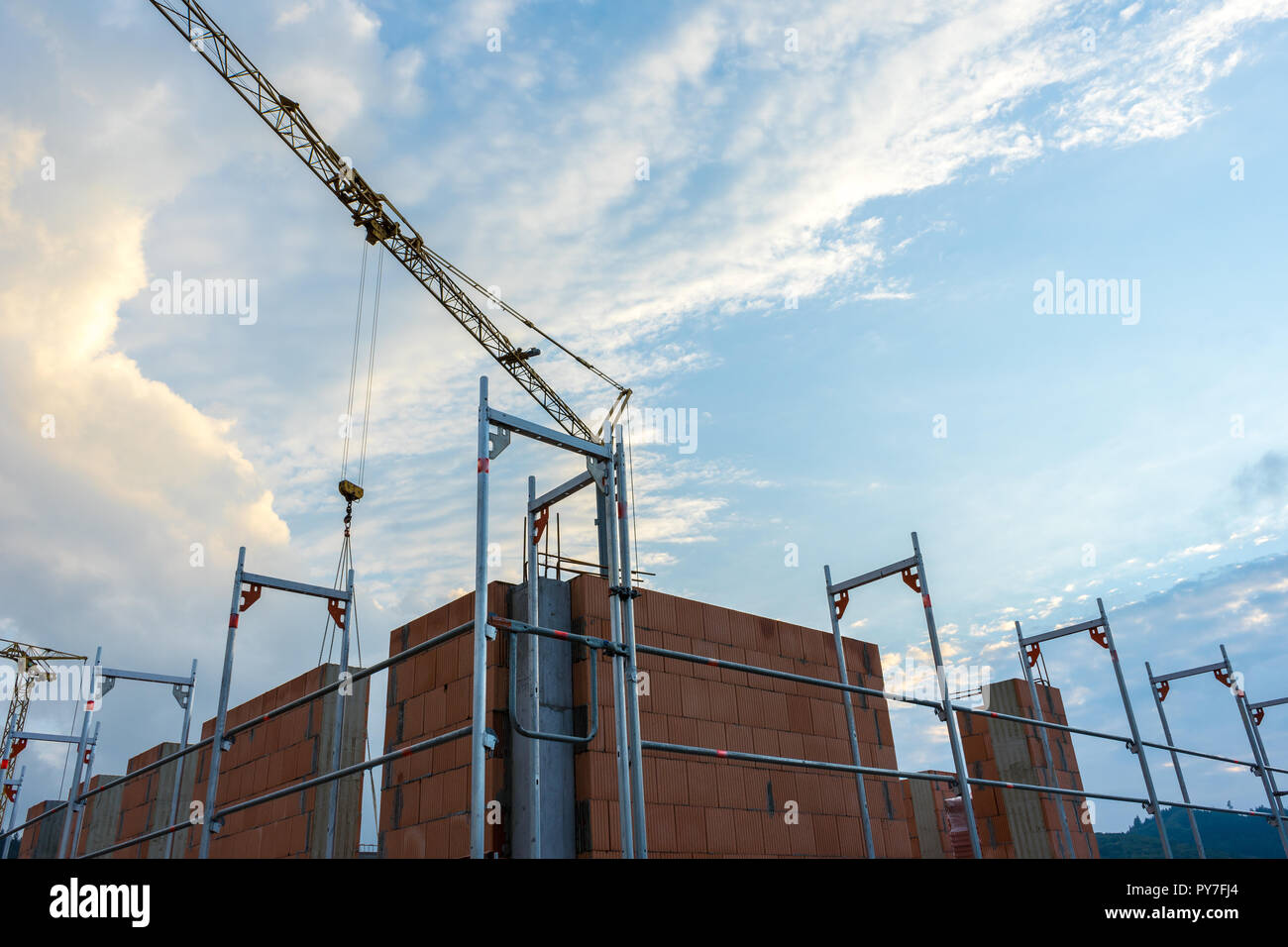 Viele Gebäude aus rotem Backstein Wänden und einem Kran und Gerüste Stockfoto