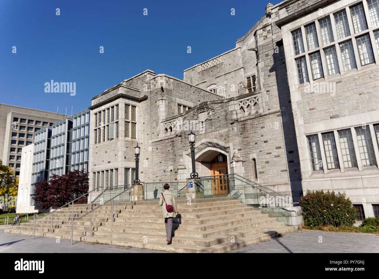 Frau klettern Schritte der 1925 UBC Hauptbibliothek Gebäude auf dem Campus der Universität von British Columbia, Vancouver, BC, Kanada Stockfoto