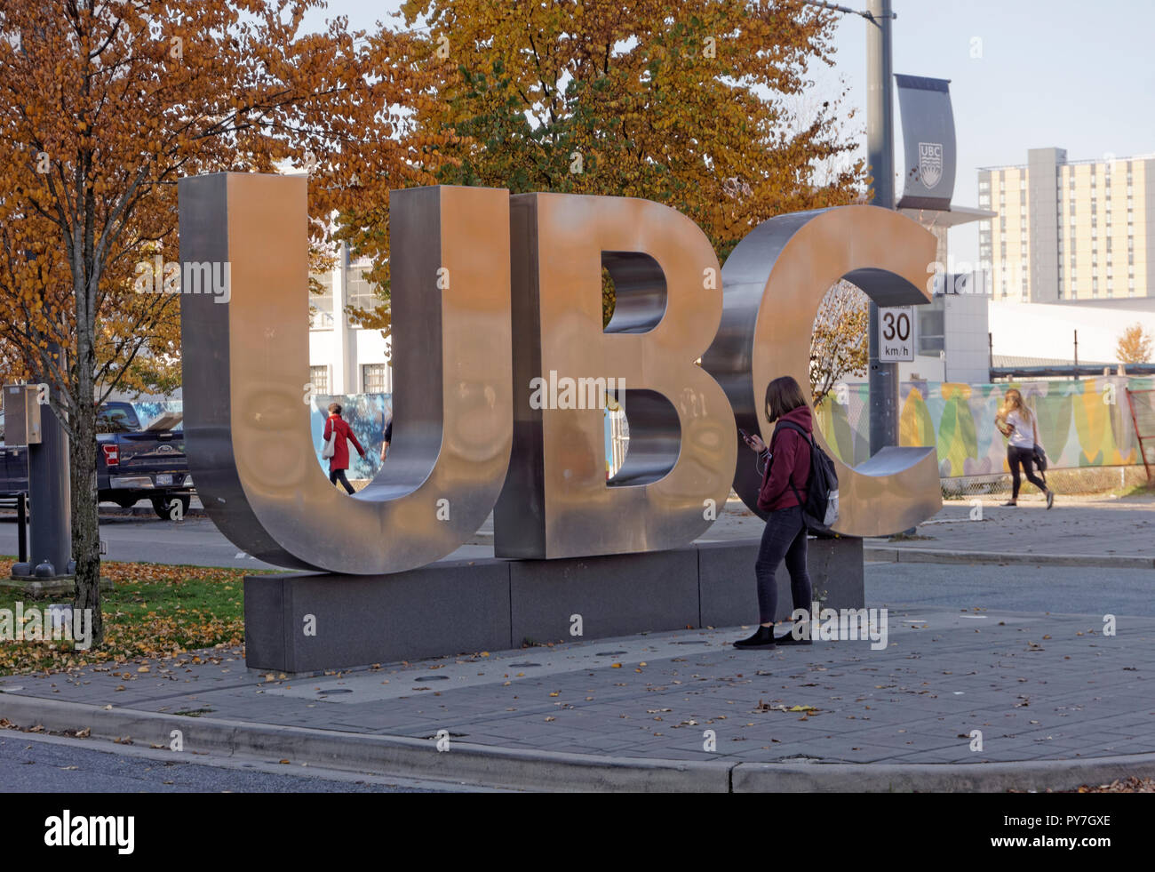 Riesige UBC Schriftzug Zeichen auf dem Campus der Universität von British Columbia, Vancouver, BC, Kanada Stockfoto