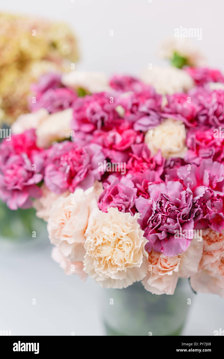 Blumenstrauss Aus Nelken Blumen Rosa Und Violett Fruhling Hintergrund Nelke Bundel Geschenk Fur Muttertag Stockfotografie Alamy