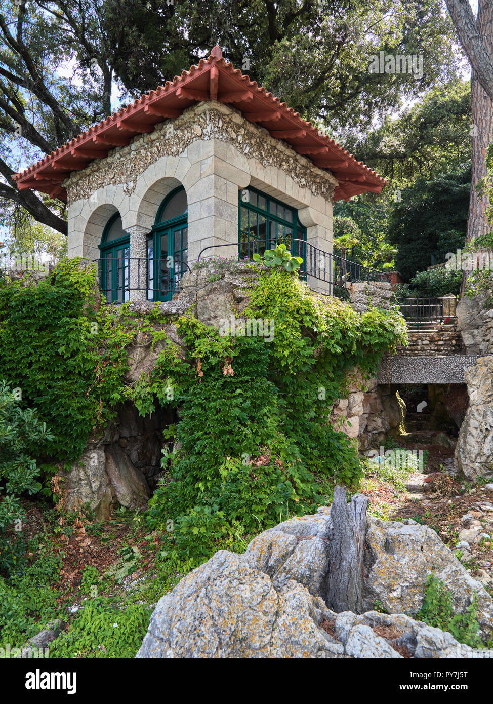 Schönes Steinhaus mit rotem Backstein Dach an der Küste in Moscenicka Draga, Istrien, Kroatien Stockfoto