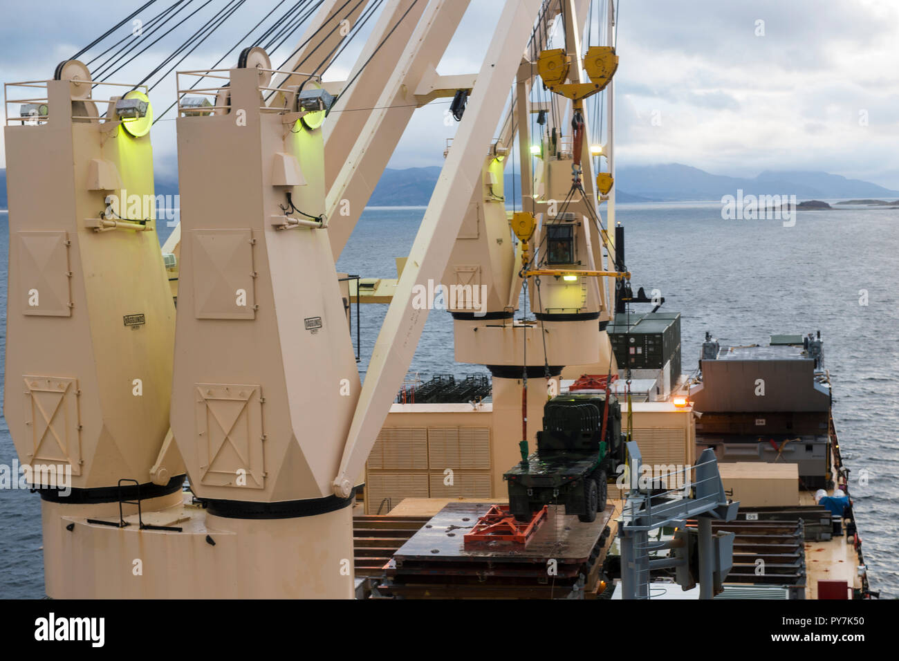 181019-N-VO 150-0841 (Okt. 2010) 19, 2018) Segler aus Marine Cargo Handling Bataillon 1 (NCHB-1) Verwendung an Bord Krane onboard USNS 1 Lt Baldomero Lopez (T-AK 3010) mittelfristig zu einer taktischen Fahrzeug tauschen (MTVR) von der unteren Decks des Schiffes als Teil der maritimen Vorpositionierung Kraft Operationen während der Übung Northern Bildschirm in Bogen, Norwegen, Okt. 19, 2018 anheben. Northern Bildschirm ist eine bilaterale Übung für das United States Marine Corps' Marine Rotational Force-Europe (MRF-E) und das norwegische Militär, und findet in der Nähe von Setermoen, Norwegen, von Okt. 24 bis Nov. 7, 2018. (U.s. Stockfoto