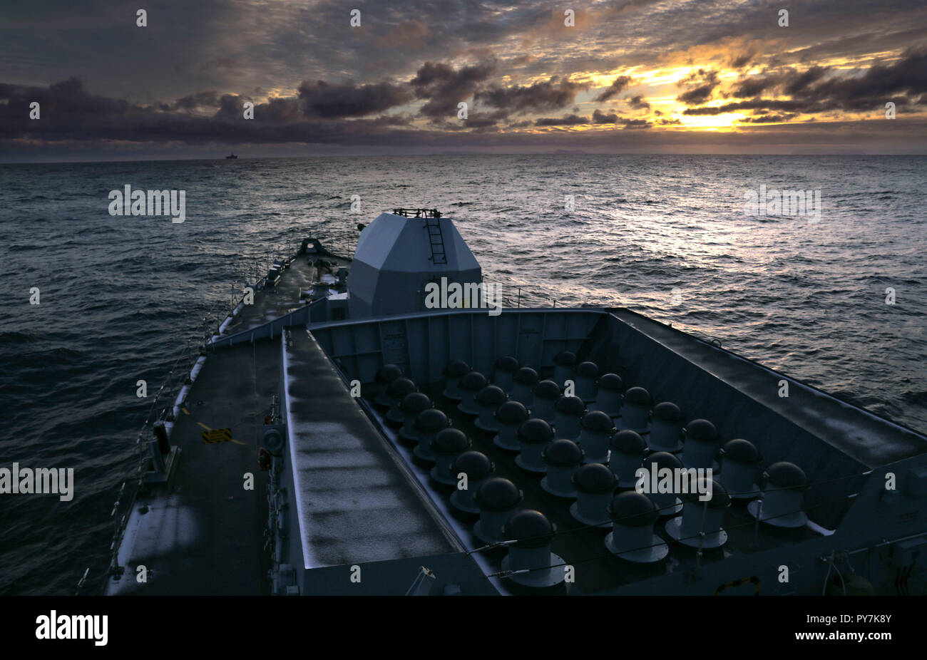 Royal Marine Typ 23 Fregatte HMS Northumberland kreuzt den Polarkreis kurz nach Sonnenaufgang nördlich von Island während der Durchfahrt zu NATO-Übung Trident Zeitpunkt 2018. Mit rund 50.000 Teilnehmer aus 31 Nationen, Trident Jucnture 2018 ist eine der größten Übungen der NATO in den letzten Jahren. Rund 250 Flugzeuge, 65 Schiffe und mehr als 10.000 Fahrzeuge an der Übung beteiligt sind. Foto: PO (Phot) Jim Gibson, Royal Navy Reserve Stockfoto