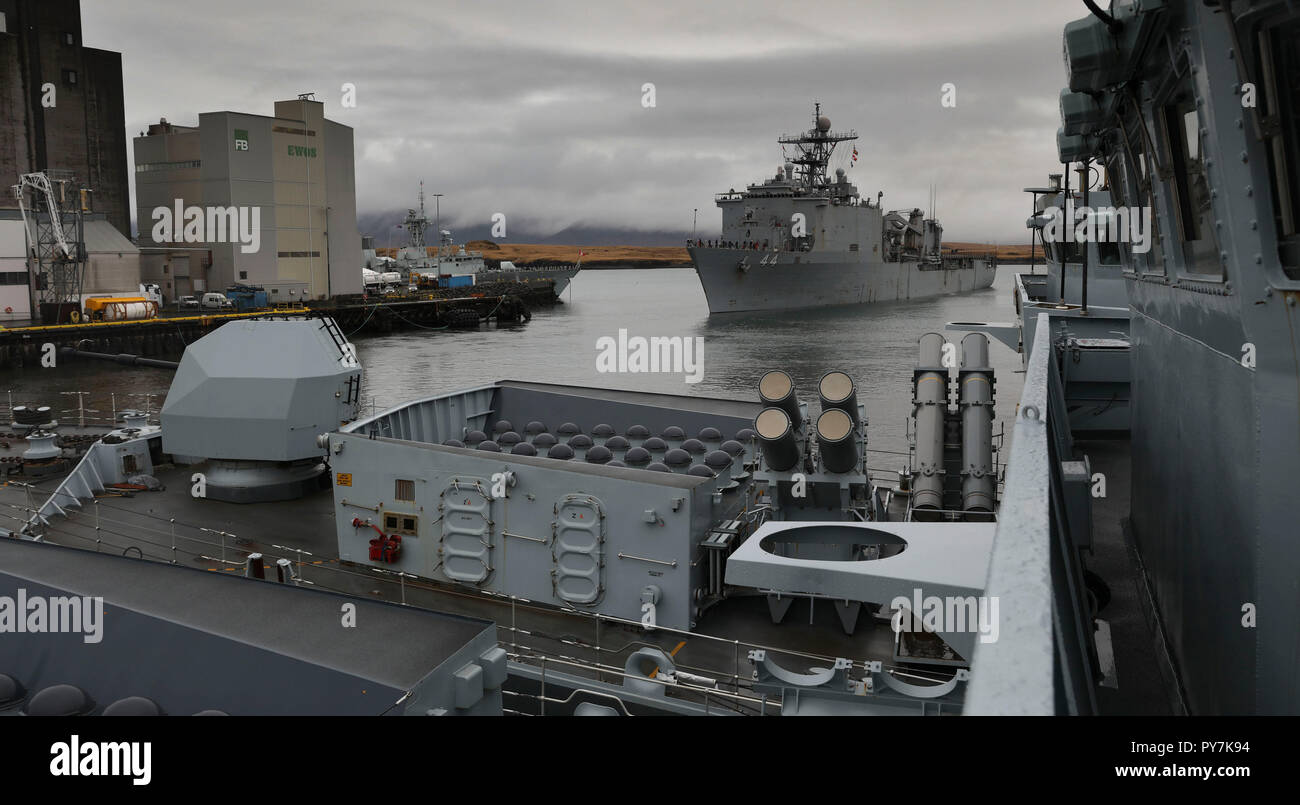 US Navy schwimmfähige Schiff USS Gunston Hall Blätter Reyjavik, Island, 22. Oktober 2018 Für NATO-Übung Trident Zeitpunkt 2018. Mit rund 50.000 Teilnehmer aus 31 Nationen, Tridnet Juncutre 2018 ist eine der größten Übungen der NATO in den letzten Jahren. Rund 250 Flugzeuge, 65 Schiffe und mehr als 10.000 Fahrzeuge an der Übung beteiligt sind. Foto: PO (Phot) Jim Gibson, Royal Navy Reserve. Stockfoto