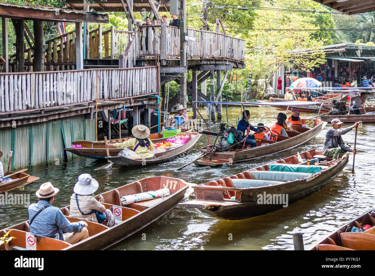 Damnoen Saduak - 8. Oktober 2018: Touristen in den Booten auf dem schwimmenden Markt. Der Markt ist ein sehr beliebtes Touristenziel. Stockfoto