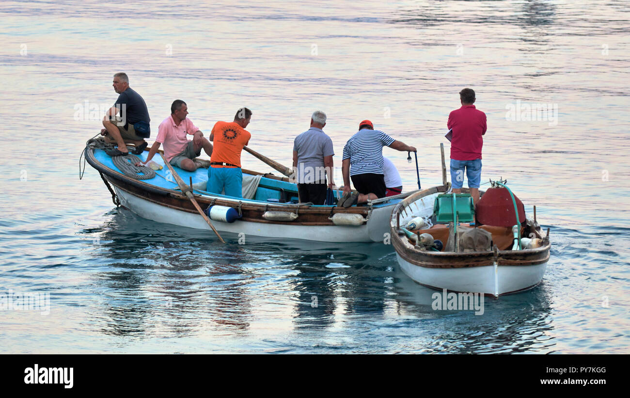 Menschen auf Booten außerhalb Moscenicka Draga, Istrien, Kroatien Stockfoto