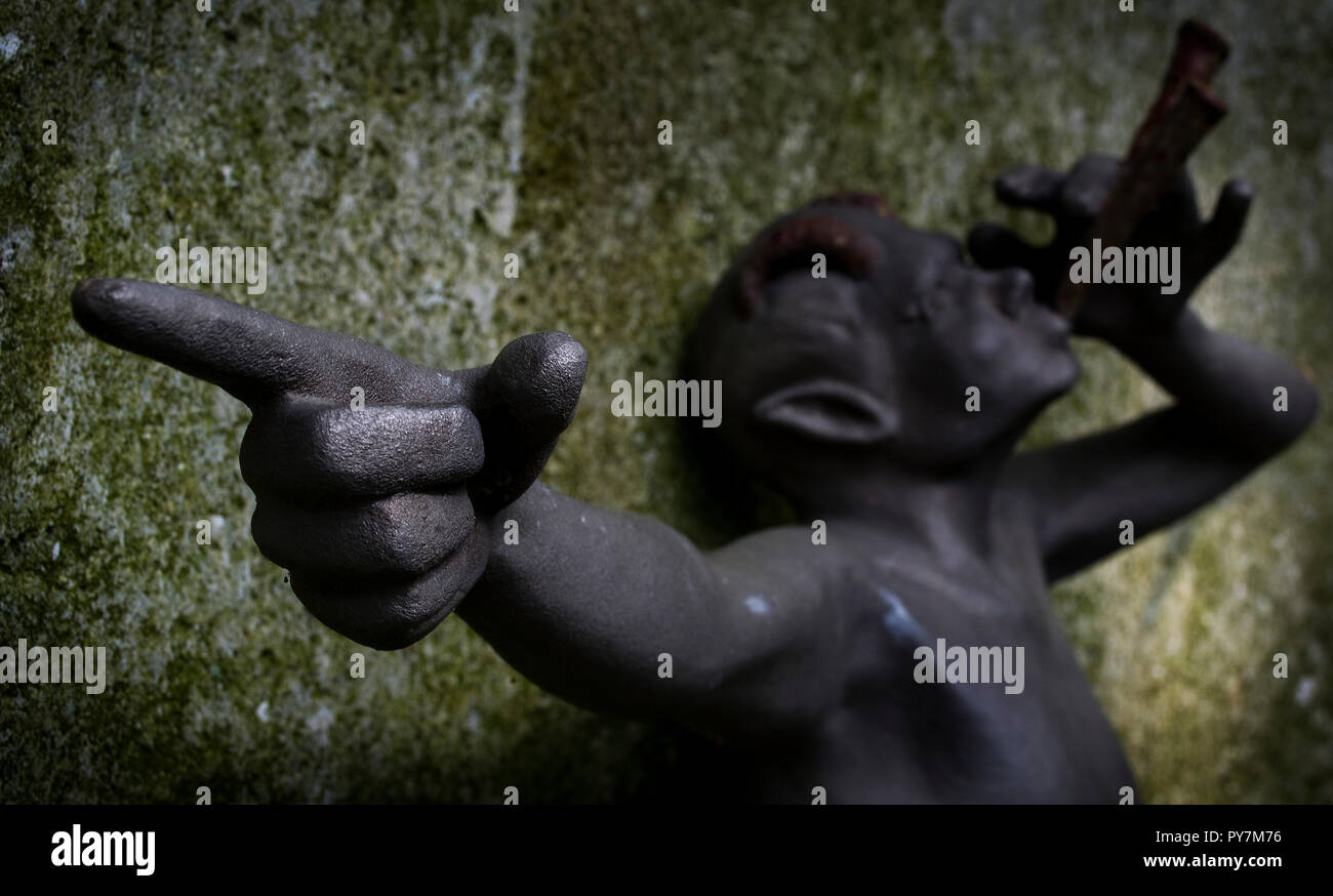 Pan, den Gott des Wilden, Hirten und Herden, bläst seine Pfeife und nach Stockfoto