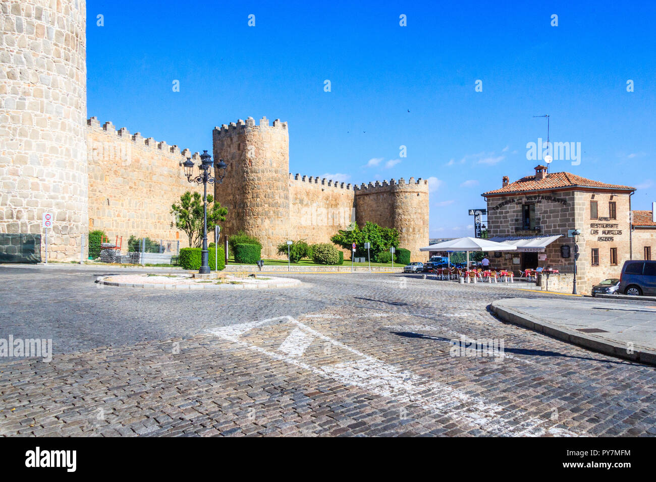 Avila, Spanien - 2. Juli 2018: Restaurant Las Murallas Asados außerhalb der mittelalterlichen Stadtmauern. Die Stadt ist ein Weltkulturerbe. Stockfoto
