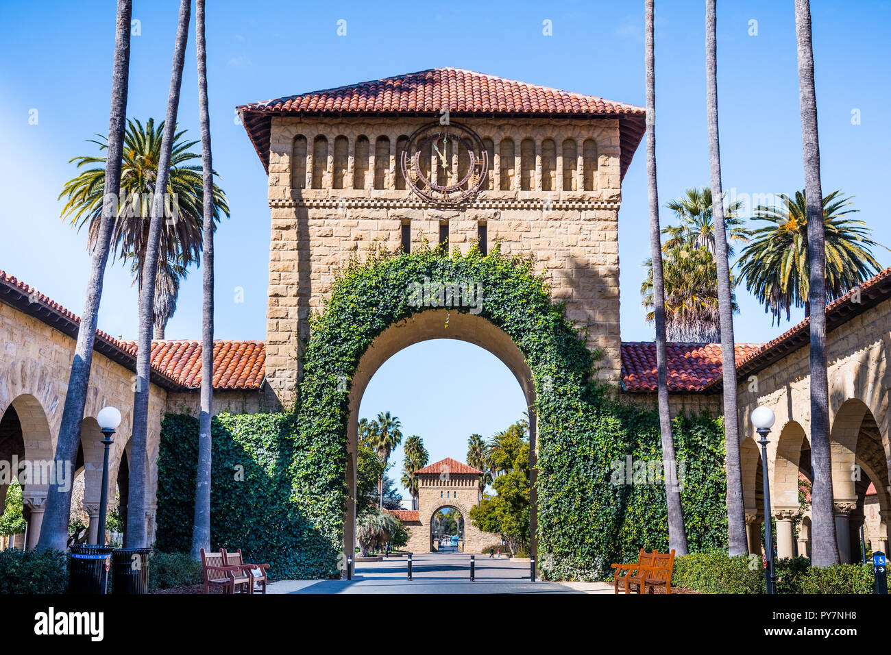 Februar 20, 2018 in Palo Alto/CA/USA - Eintritt zu den wichtigsten Quad an der Stanford University; Efeu wächst auf dekorative Bögen Stockfoto