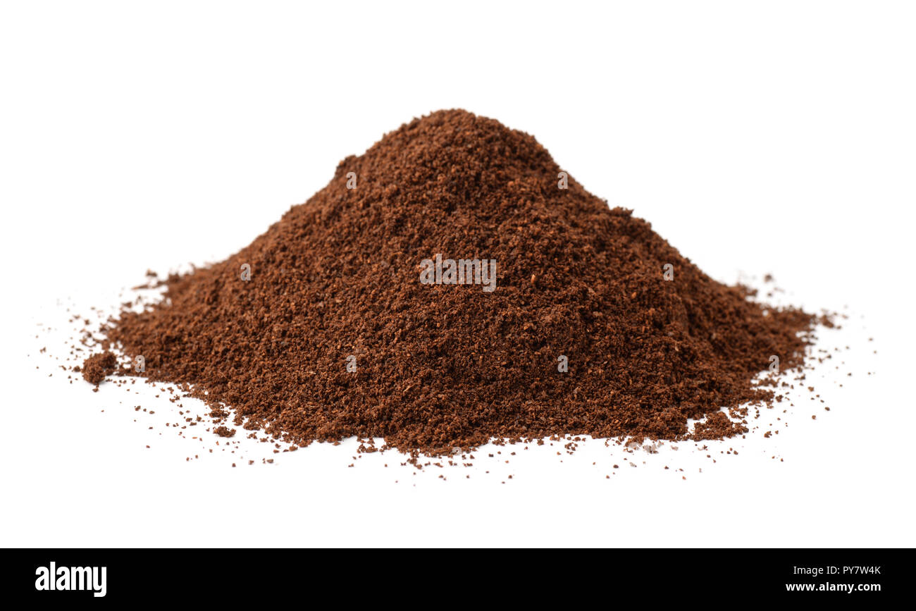 Stapel der frisch gemahlenen Kaffee isoliert auf weißem Stockfoto