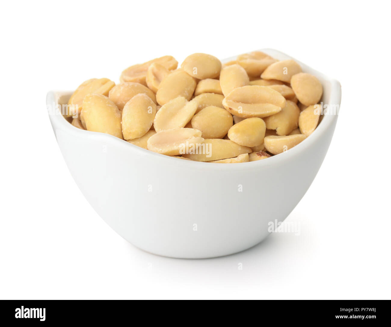 Kleine Schale geröstete gesalzene Erdnüsse isoliert auf weißem Stockfoto