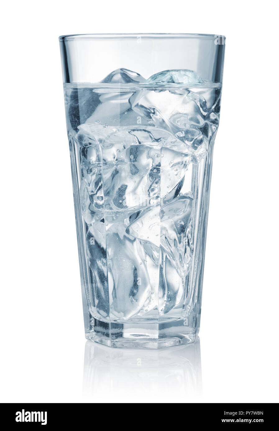 Vorderansicht des Wasser Glas mit Eis isoliert auf weißem Stockfoto