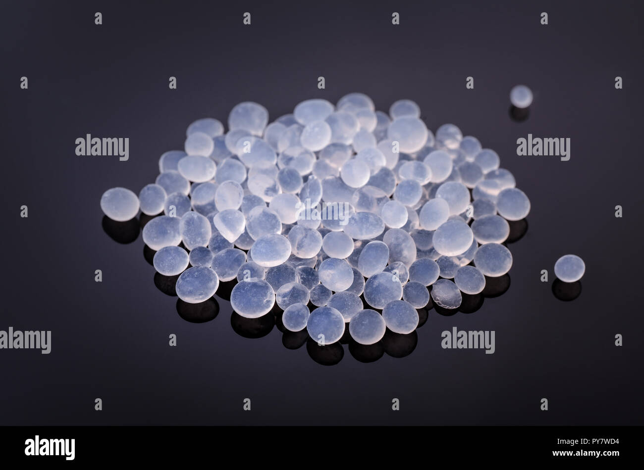 Stapel von Silica Gel Granulat auf schwarzem Hintergrund Stockfoto