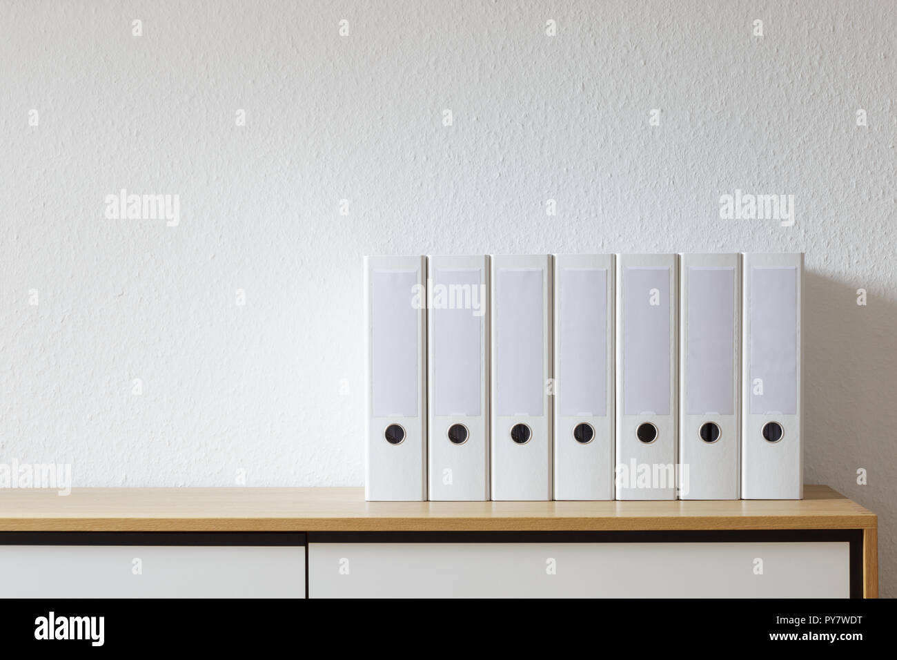 Weiß Datei Ordner auf Holz- Sideboard in modernen hellen Büro Stockfoto