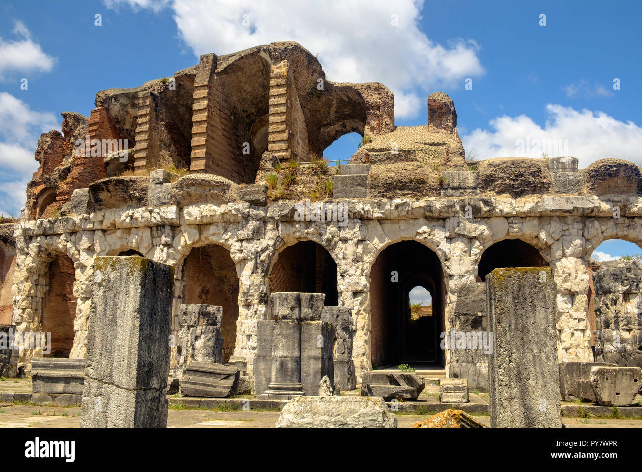 Das Amphitheater von Capua in der italienischen Region Kampanien wurde im 2. Jahrhundert beendet. Nach dem Kolosseum, es war die größte in der Größe. Stockfoto