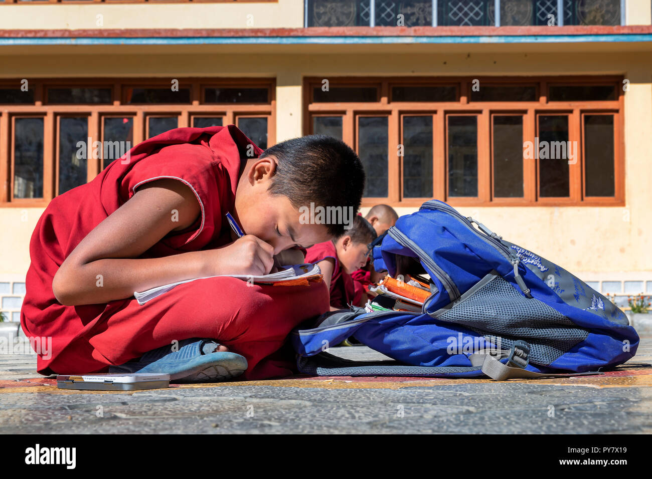 Eine kleine Schule junge abnageln außen am Kloster Likir Likir oder Gompa, Ladakh, Kaschmir, Indien Stockfoto