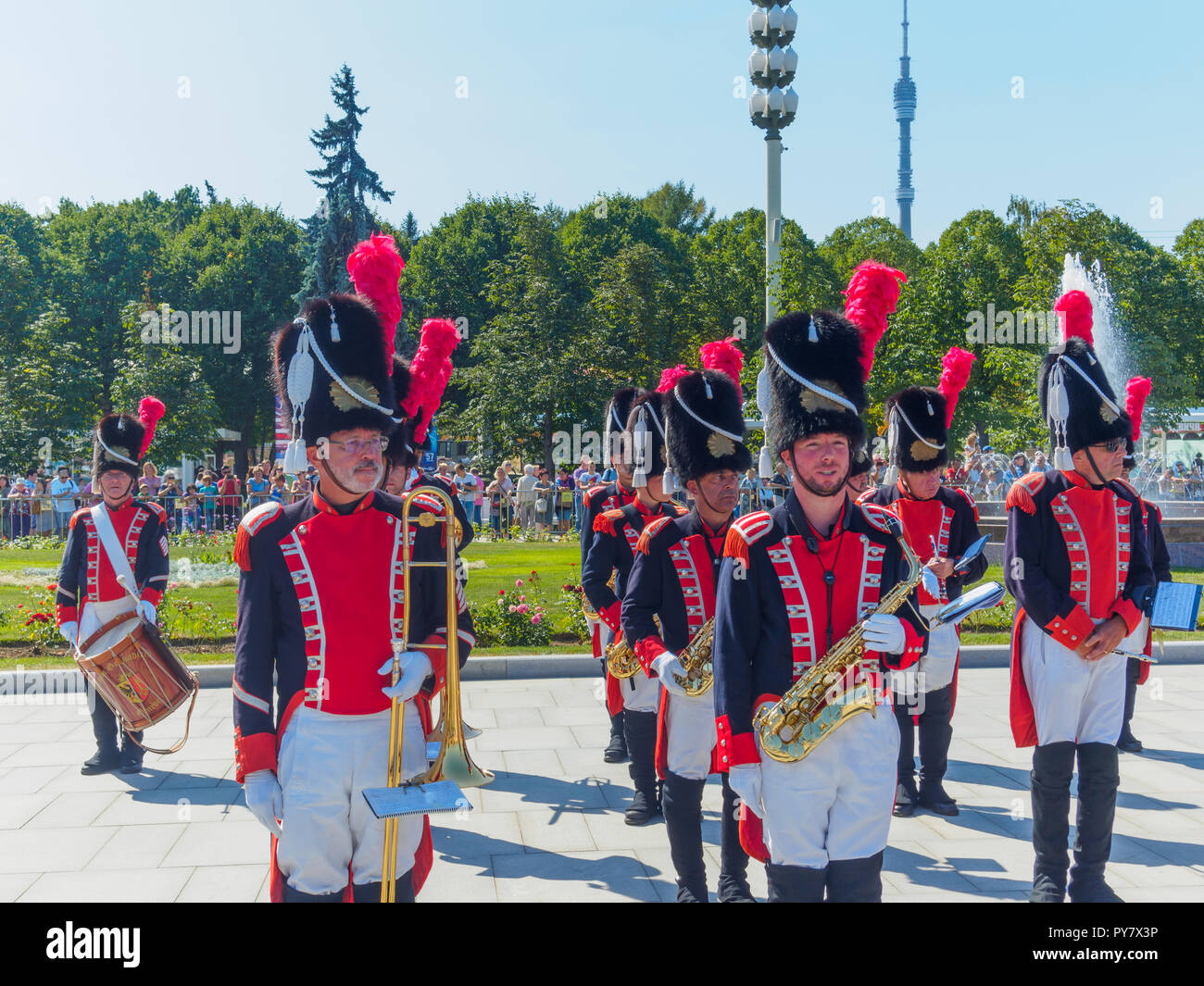 Moskau, Russland - 25. AUGUST 2018: Die feierliche Prozession der Spasskaja Turm internationales Militär Musik Festival Teilnehmer VDNKH. Stockfoto