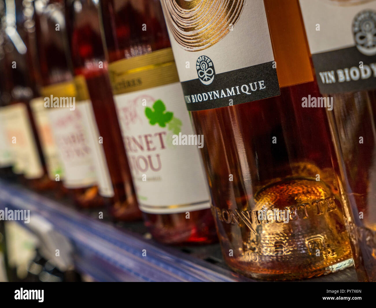 Biodynamique Wine Bottle Wine Store Nahaufnahme-Etikettendisplay, organisch in Harmonie mit dem Terroir hergestellt, keine chemischen Zusatzstoffe oder Spritzarbeiten Stockfoto
