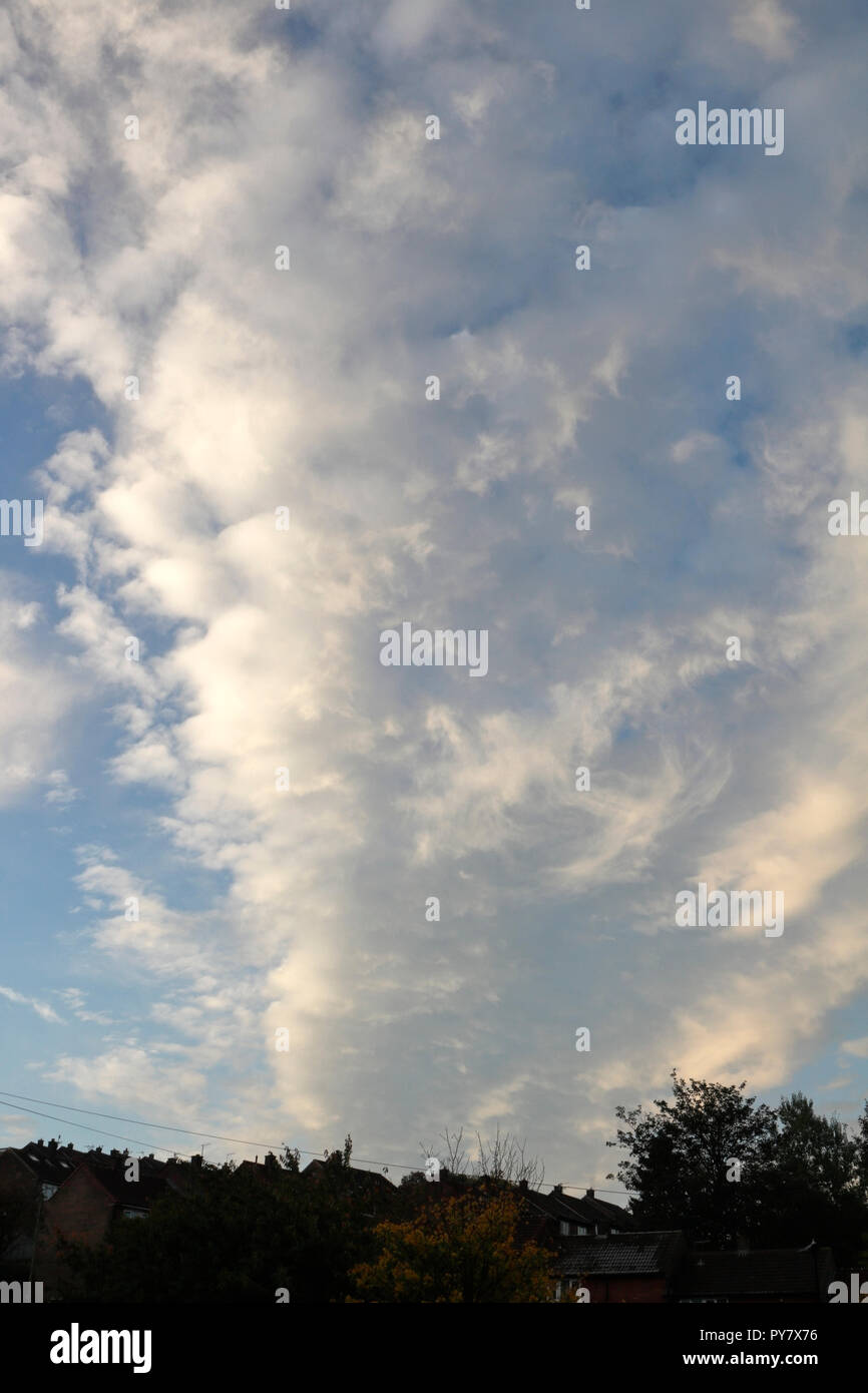 Morgenwolkenlandschaft bei Sonnenaufgang, wolkig Stockfoto