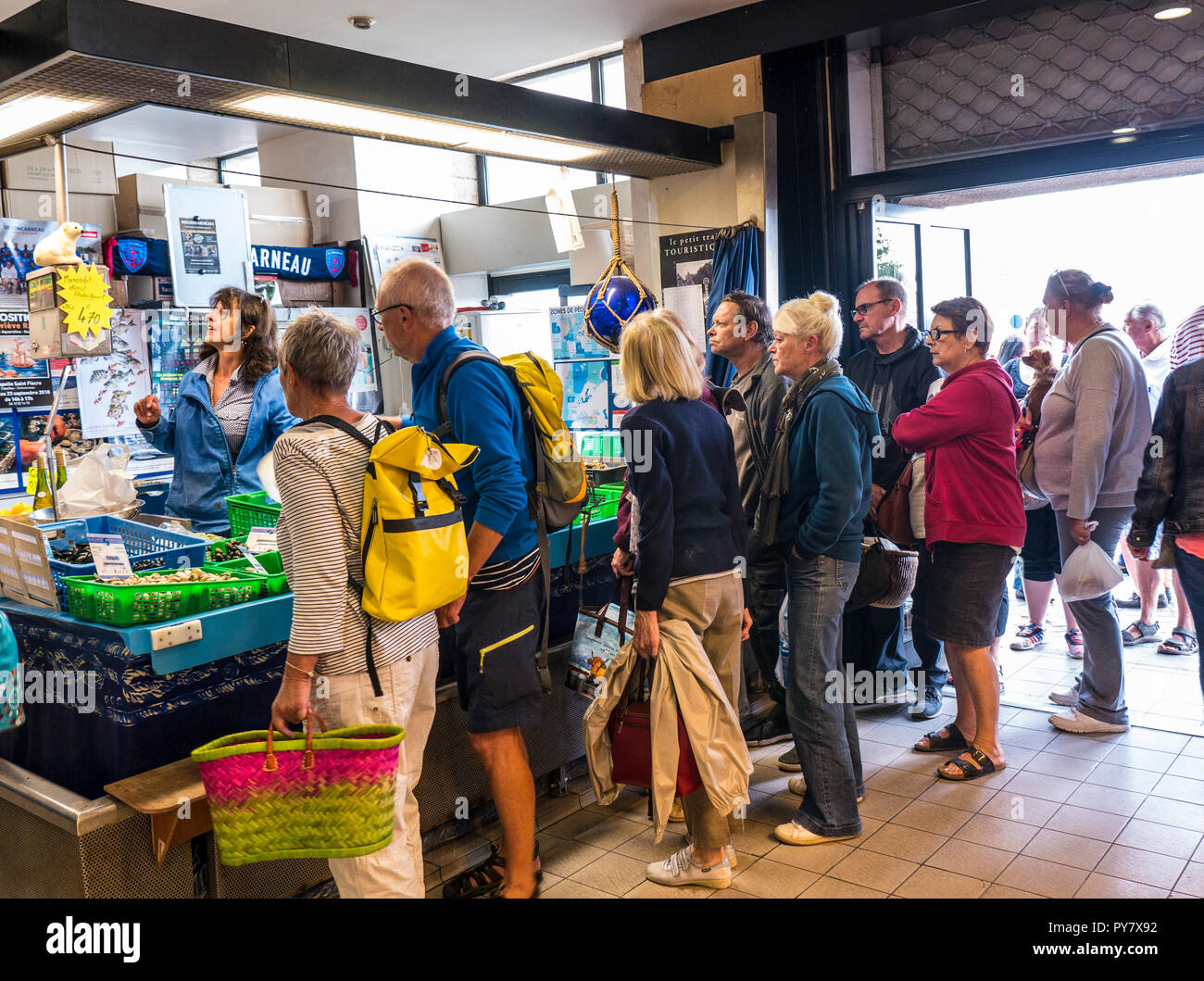 BRETONISCHE FISCHHÄNDLER FISCHMARKT CONCARNEAU HALLES CONCARNEAU geschäftiger französischer Fischmarkt und frische lokale Krustentiere auf der Bretagne Frankreich Stockfoto