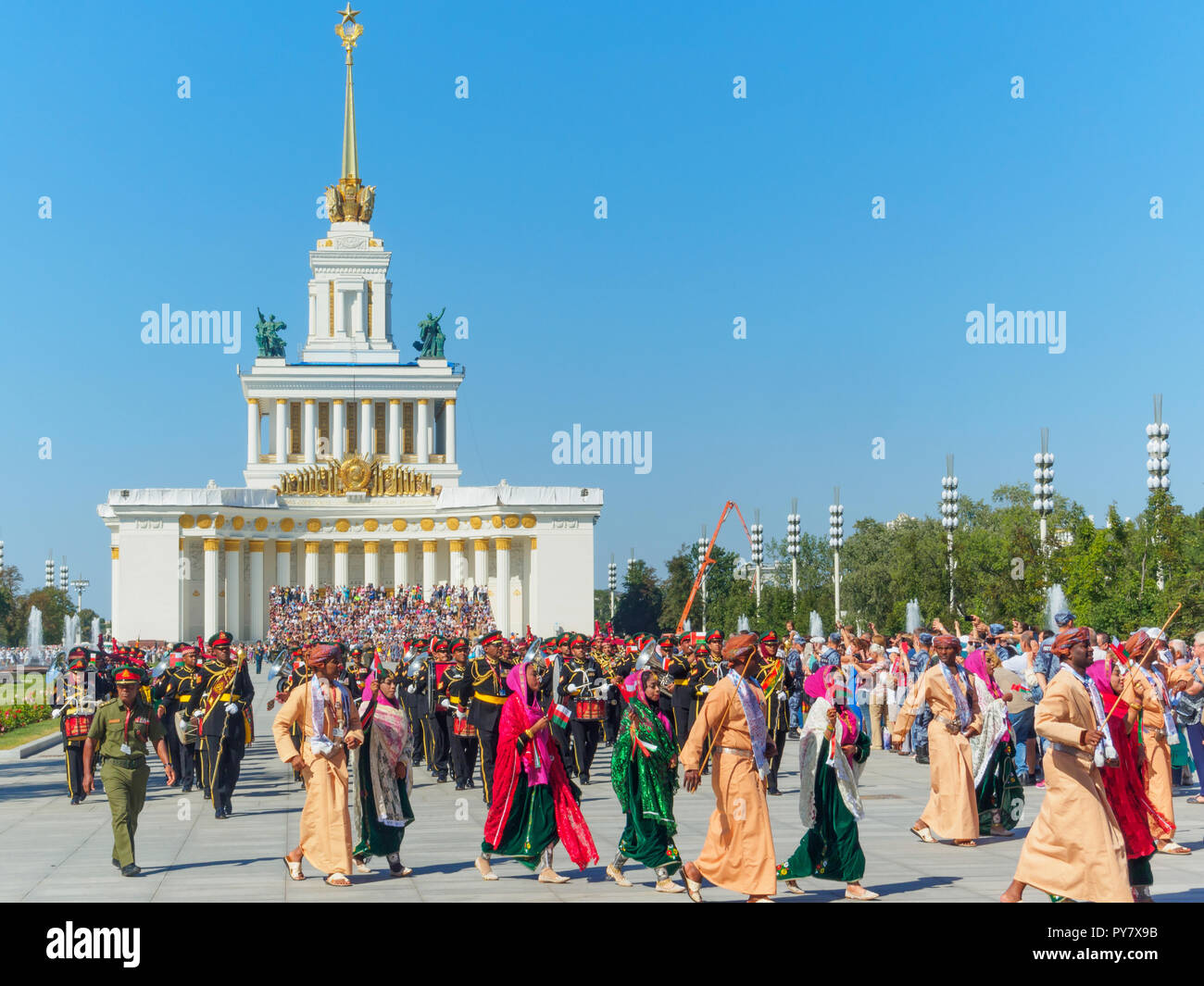 Moskau, Russland - 25. AUGUST 2018: Die feierliche Prozession der Spasskaja Turm internationales Militär Musik Festival Teilnehmer VDNKH. Stockfoto