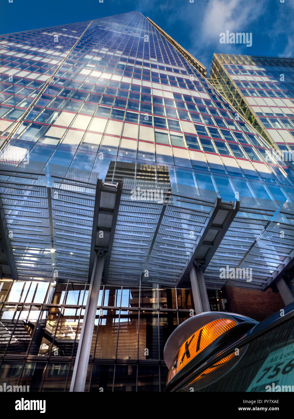 London Black Cab Taxi Schild beleuchtet mit Der Shard Wolkenkratzer Turm vor dem Eingang Low Angle Blick hinter die Southwark London UK Stockfoto