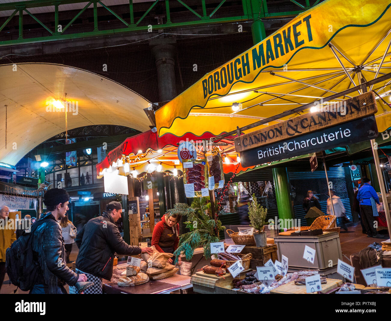 Borough Market britisches Fleisch Wurstwaren bis spät in die Nacht Winter Shopping im Fachhandel Charcuterie britisches Fleisch produzieren Stall leuchtet in der Dämmerung Southwark London Stockfoto