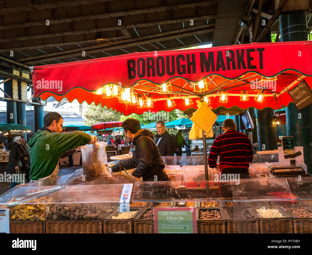 Borough Market Mutter Sorten zu erzeugen Stall bietet maßgeschneiderte Nüsse und getrocknete Früchte usw. In der Dämmerung Southwark London UK lit Stockfoto