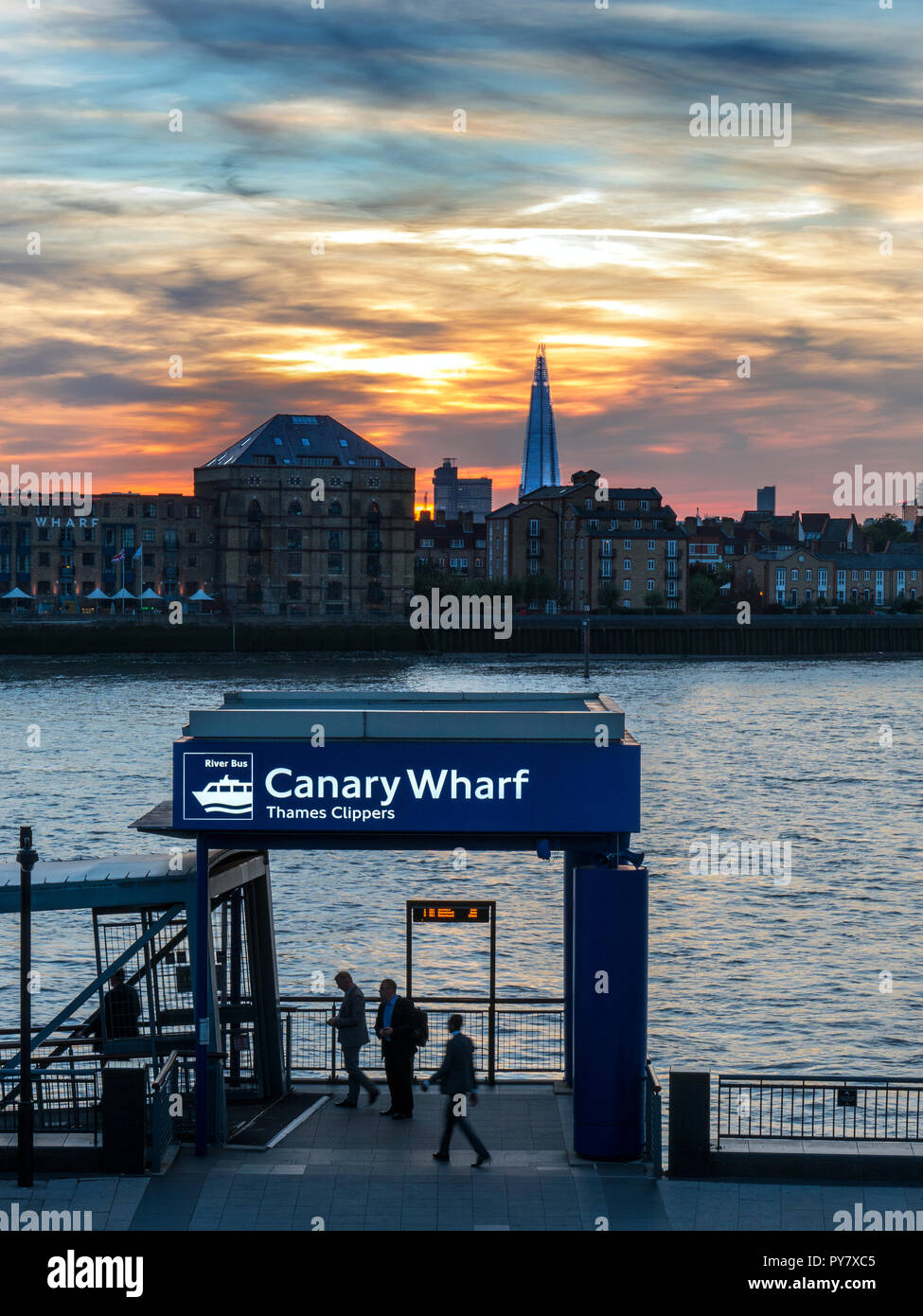 CANARY WHARF PENDLER Pier Einbootstelle für Thames Clipper Flussschiffe, Columbia Wharf Shard, & Ort Gebäude hinter, Canary Wharf, London, Großbritannien Stockfoto