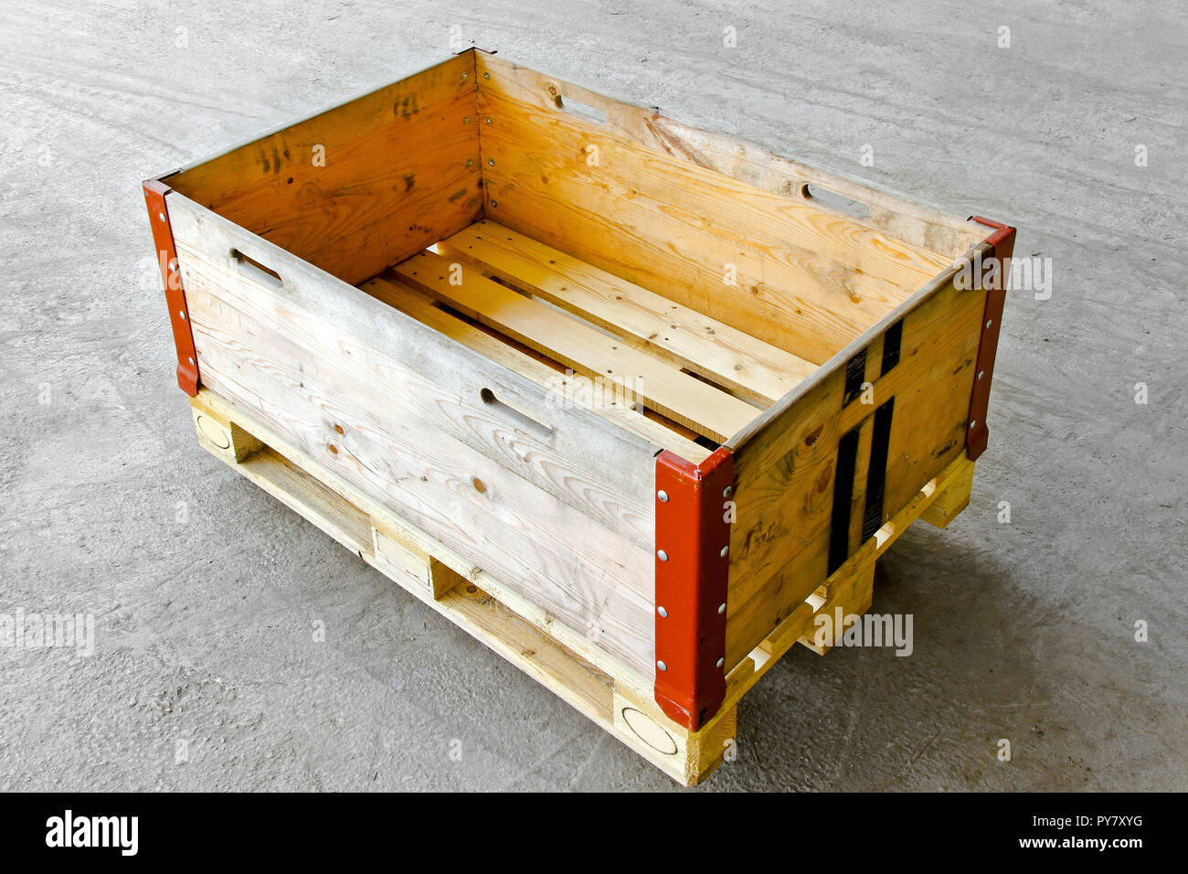 Holzkiste mit Standard Euro-Palette im Lager Stockfotografie - Alamy