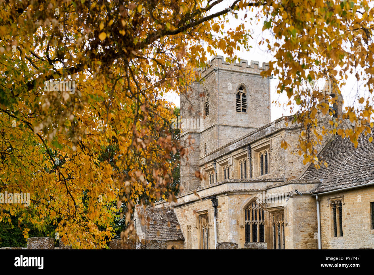 St Leonard's Kirche im Dorf Bledington im Herbst. Bledington, Cotswolds, Gloucestershire, England Stockfoto