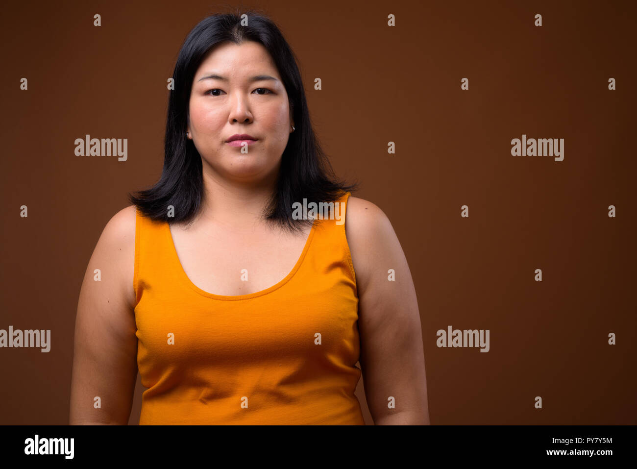 Porträt der schönen Übergewicht asiatische Frau an der Kamera auf der Suche Stockfoto