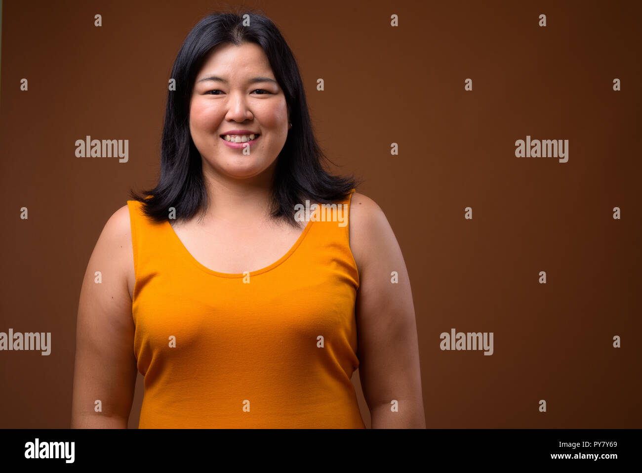 Porträt der schönen Übergewicht asiatische Frau lächelnd Stockfoto