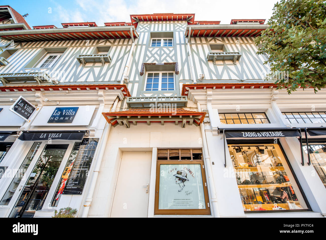 DEAUVILLE, Frankreich - September 06, 2017: Erste Store direkt an der berühmten Coco Chanel zwischen dem Casino und dem Hotel Normandy in Deauville Stockfoto