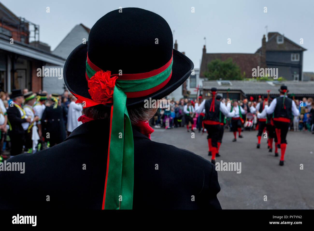 Morris Dancers aus der Umgebung führen Sie bei der jährlichen 'Dancing in der Alten "Harveys Brewery Yard die Rückkehr Der 'Winter wärmer'O zu feiern. Stockfoto