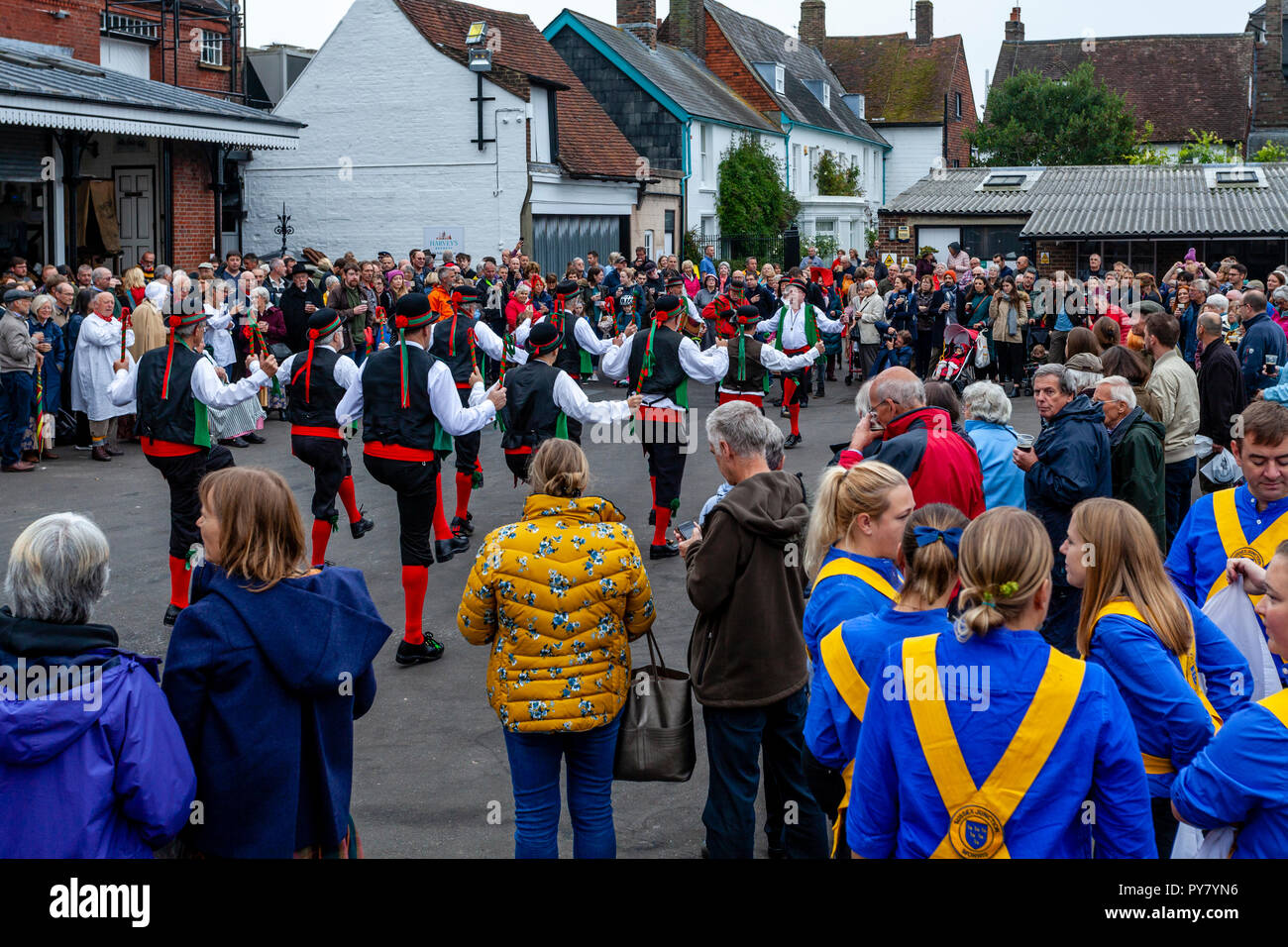 Morris Dancers aus der Umgebung führen Sie bei der jährlichen 'Dancing in der Alten "Harveys Brewery Yard die Rückkehr Der 'Winter wärmer'O zu feiern. Stockfoto