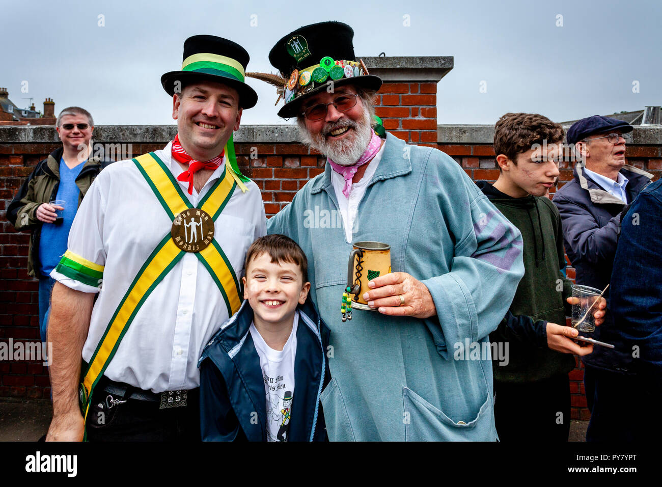 Ein Morris Dancing Familie bei der jährlichen 'Dancing in der Alten 'Ale bei Harveys Brauerei die Rückkehr zu Der "Winter Warmer'Ale, Lewes Feiern, Großbritannien Stockfoto